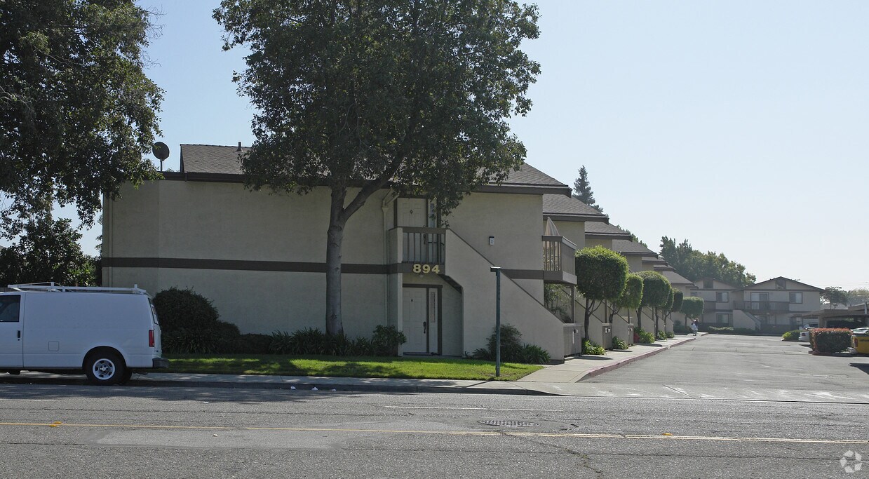 Primary Photo - 894 Lewelling Blvd