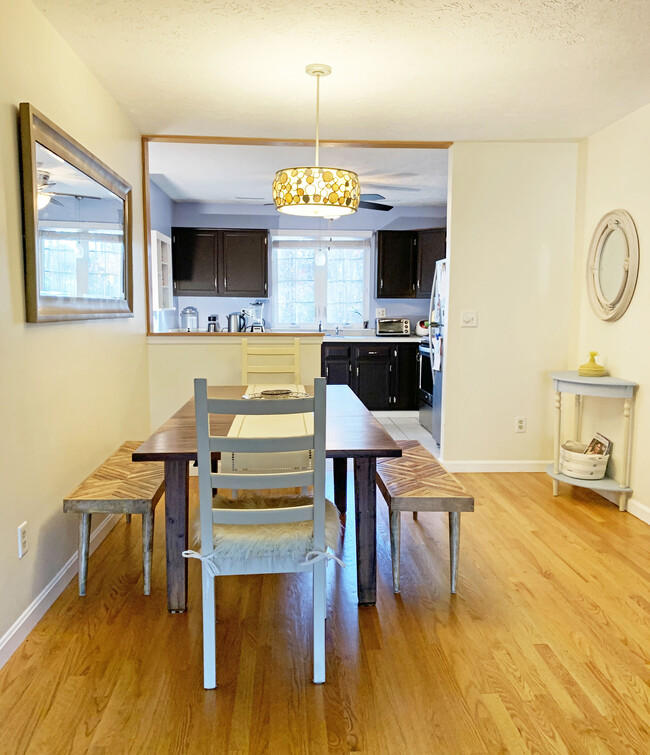 Dining area - 3379 Whitney Ave