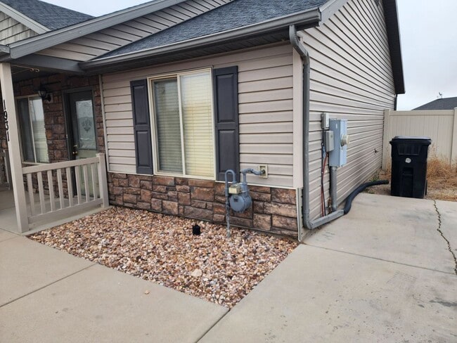 Building Photo - Charming Twinhome