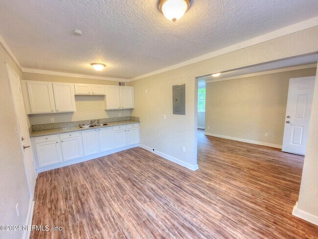 Foto del edificio - 1353 W 25th St