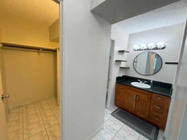 Foto del edificio - Welcome to your new home at Pearlridge Gardens & Tower! This 1-bedroom, 1-bathroom condo $2,100