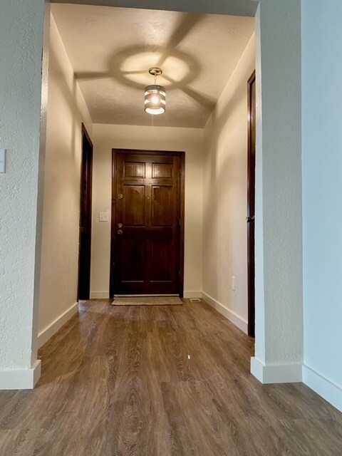 Entry - 106 Village Oaks Dr
