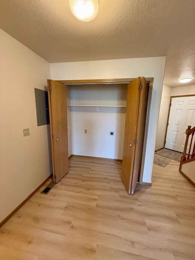 Building Photo - Charming 3 Bed, 1.5 Bath Unit in the Heart...