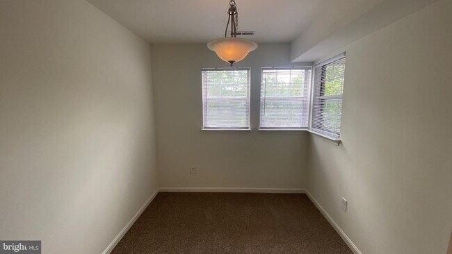 Foto del edificio - 8601 Falls Run Rd