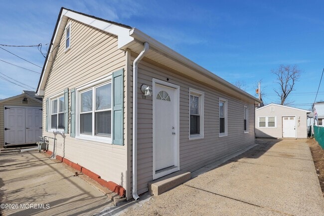 Building Photo - 127 7th St