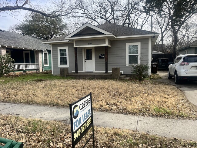 Building Photo - 916 N Austin St