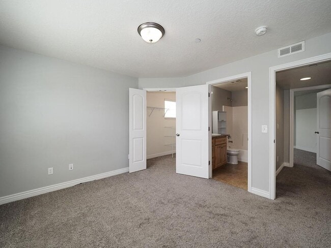 Building Photo - Beautiful Daybreak Condo