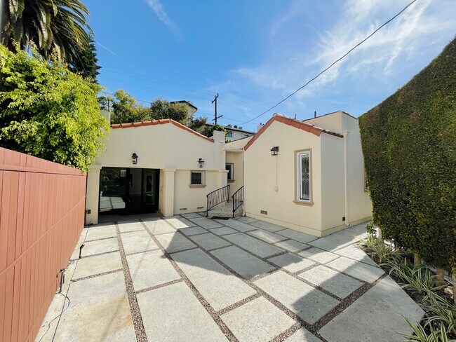 Foto del edificio - 728 Westbourne Dr