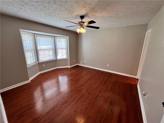 Foto del edificio - 70 Wake Rd