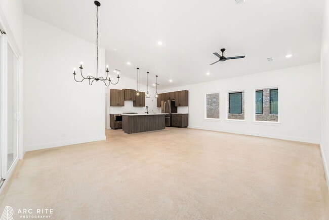 Foto del edificio - High End Luxury Home!