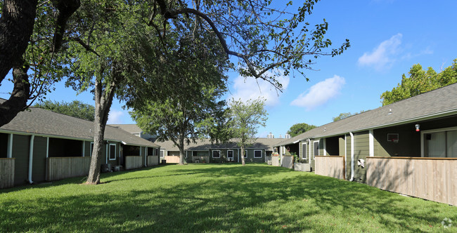 Building Photo - Mosswood Apartment Homes