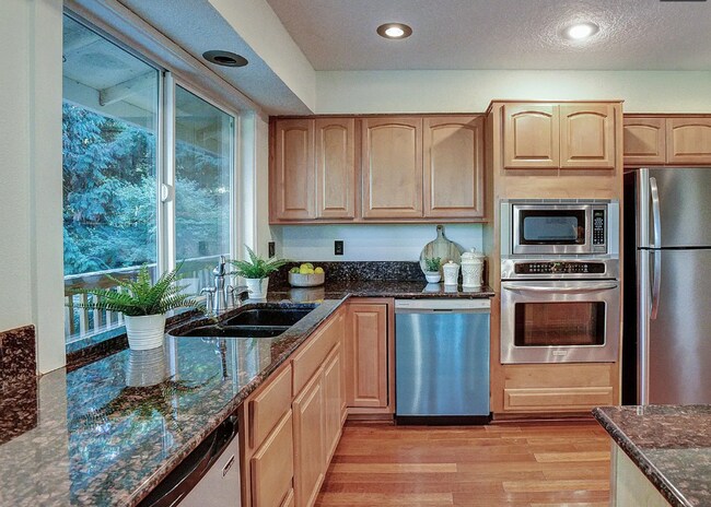 Building Photo - **$1000 OFF FIRST FULL MONTH'S RENT IF REN...