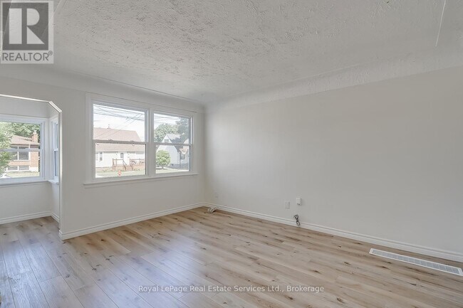 Photo du bâtiment - 235 E 21st St