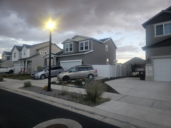 Foto del edificio - 1260 E Packard Dr