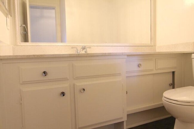 Building Photo - 3 bedroom in Santa Monica CA 90403