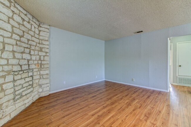 Building Photo - Cozy Unit in Georgetown Fourplex