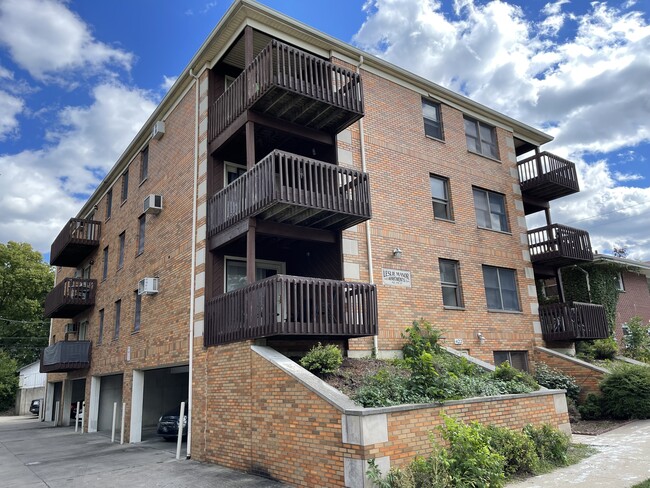 Building Photo - Leslie Manor Apartments