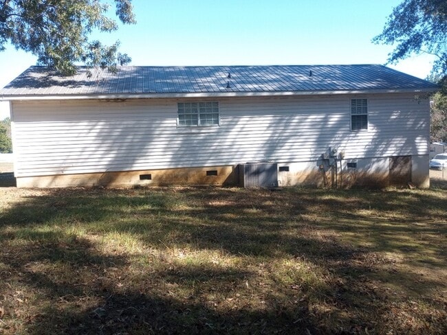 Building Photo - 3 Bedroom 2 Bathroom