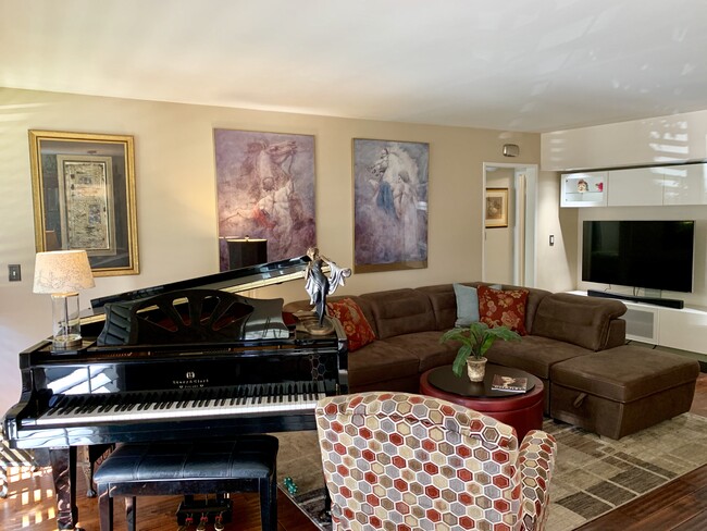 Nice open floor plan - 1134 Alta Loma Rd