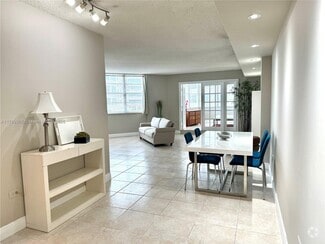 Building Photo - 801 Brickell Bay Dr