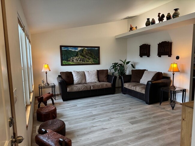Building Photo - 3 bed/2 bath with BONUS room