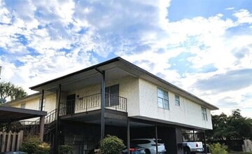 Building Photo - 100 Royal Way Dr