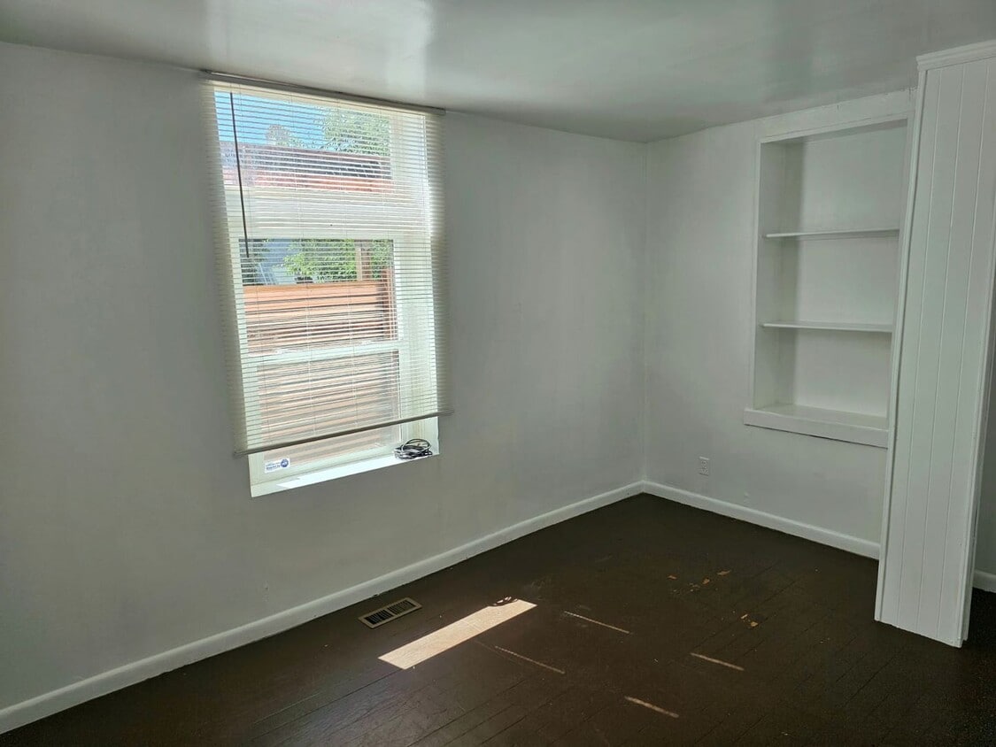 Primary Photo - Private Guy Room in 5 bedroom 2 bath triplex