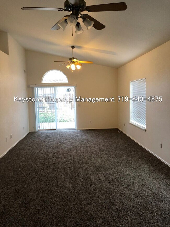 Foto del edificio - South side Domega Home 3 Bedroom/2 Bath/2 Car Garage $1850/$1850