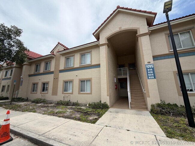Building Photo - 1095 Golden Lakes Blvd