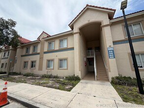 Building Photo - 1095 Golden Lakes Blvd