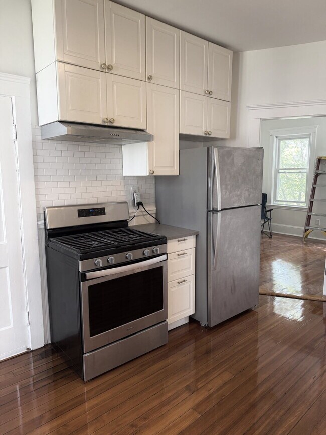 Building Photo - Available NOW! Spacious 3 BED 1 BATH in quiet neighborhood