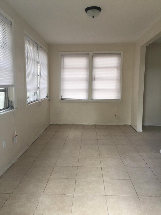 Building Photo - 1166 S Central Ave