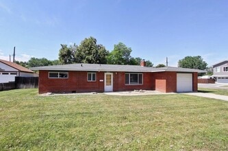 Building Photo - 4011 W Greenbrier Dr