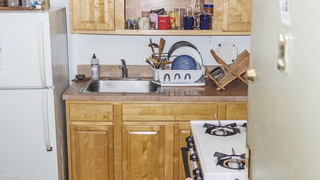 Building Photo - 3 br, 1 bath Apartment - 27 Arion Pl Unit 11C