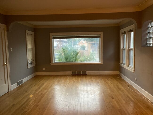 Photo - 1620 East Ave Apartments