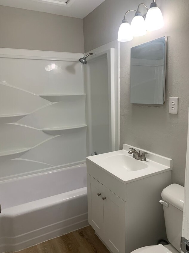 Primary Photo - $1095 - 3 bedroom / 1 bathroom - Single Fa...