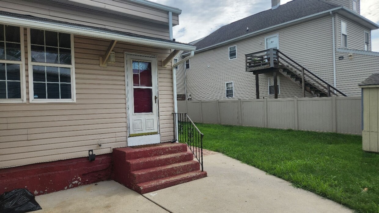 Primary Photo - Corner 1st and 2nd flr. unit with central ...