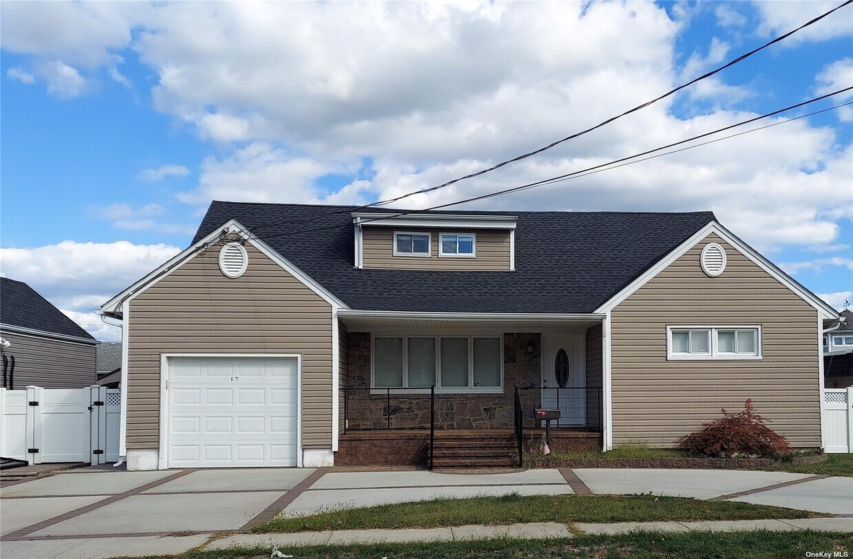 17 Park Ln Pl, Massapequa, NY 11758 House Rental in Massapequa, NY