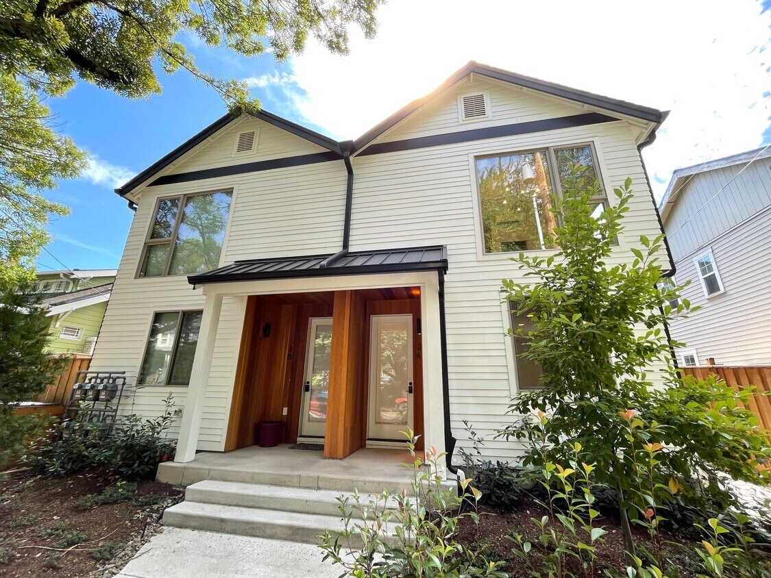 Foto principal - Stunning Townhome-Style Unit with Washer/D...