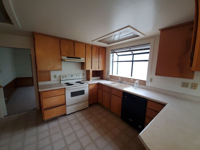 Building Photo - 2-bedroom home centrally located in Eureka!