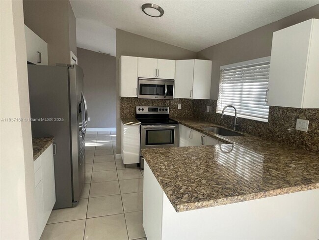 Building Photo - 17900 SW 154th Ct