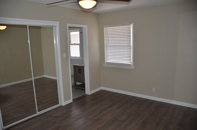 Building Photo - 885 S Reseda St