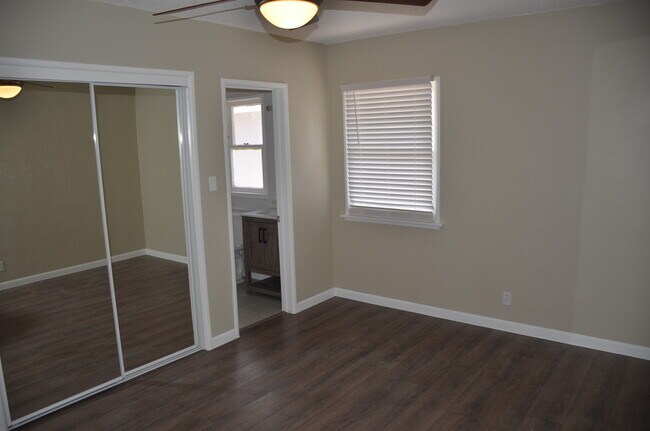 Foto del edificio - 885 S Reseda St