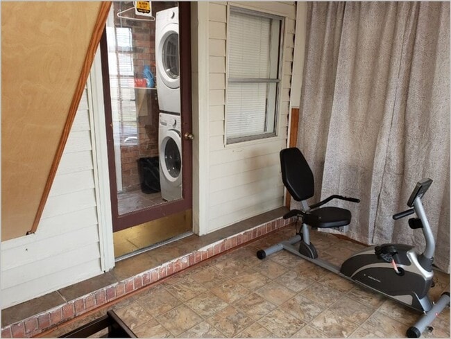 Building Photo - Upstairs 2bed/1bath Apartment
