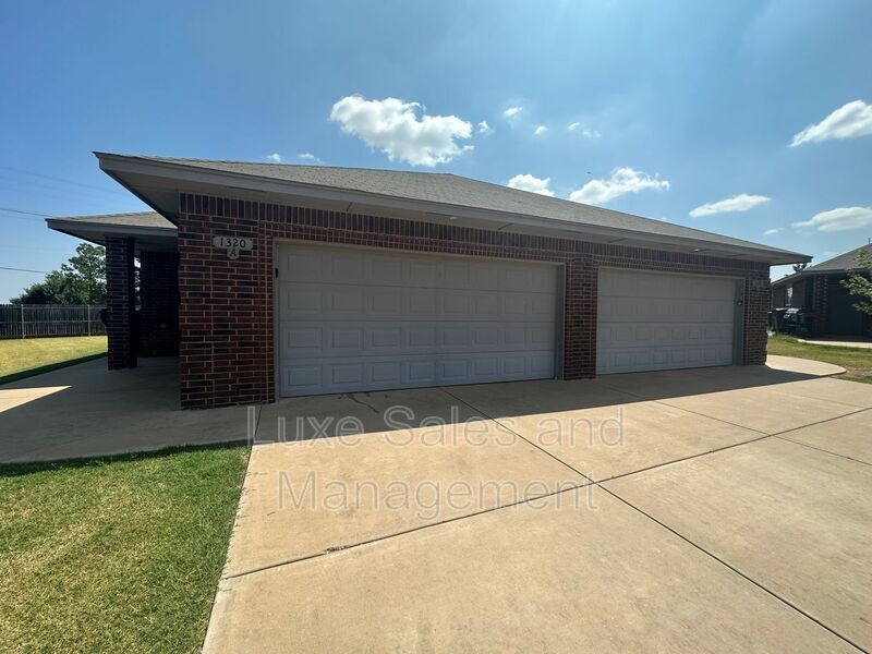 Foto principal - 1320 Garden Gate Dr