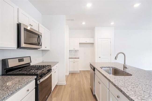 Building Photo - 5740 Thornton Dr