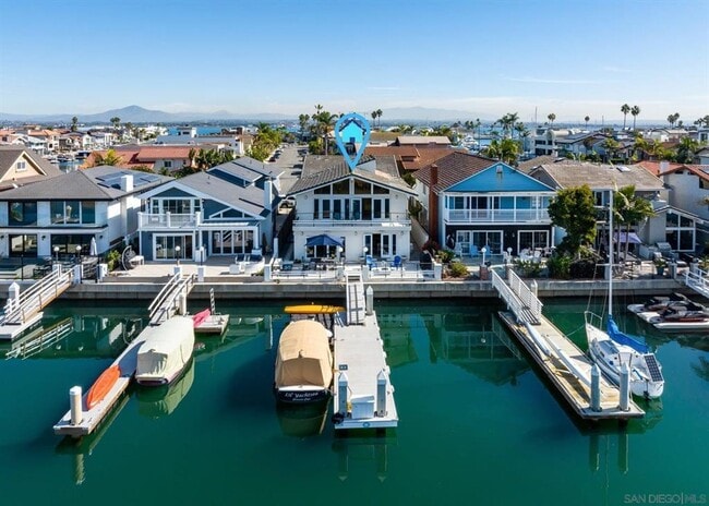 Foto del edificio - Custom Home with Boat Dock
