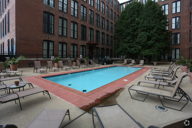 Piscina y patio - Soulard Market Loft Apartments