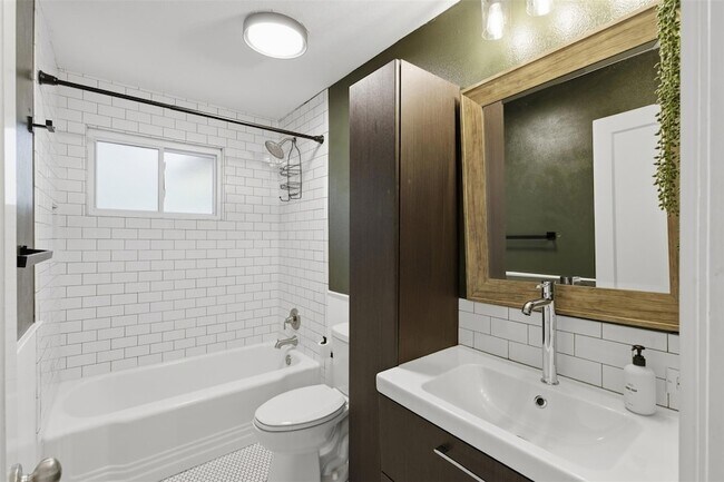 Foto del edificio - 5614 Shoalwood Ave