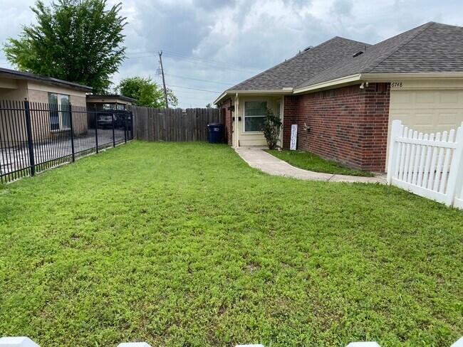 Patio delantero cercado. - 6748 Trail Lake Dr